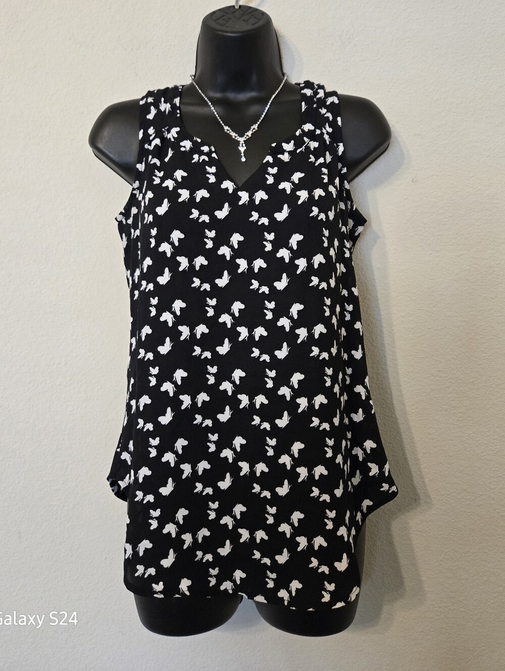 Ricki's Black and White Floral V-Neck Sleeveless Top